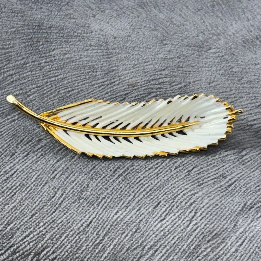 Signed BSK Vintage Cut Out Feather Brooch Pin 3.5